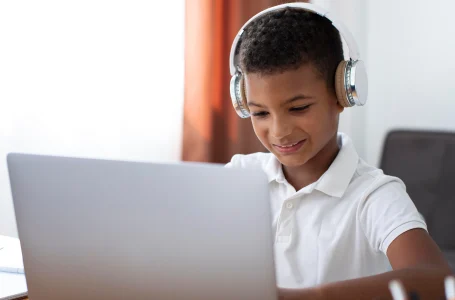 travel-agent-offering-trip-planning-clients